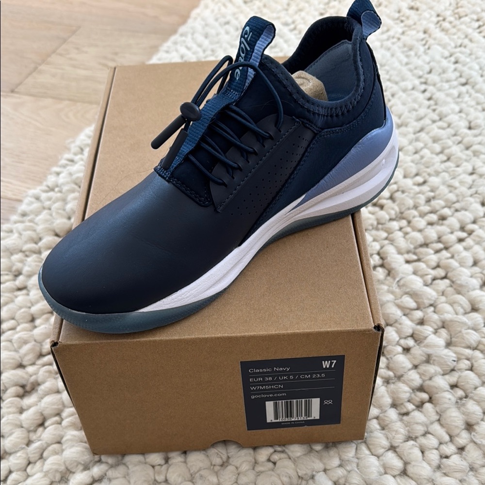Clove nursing shoes in navy